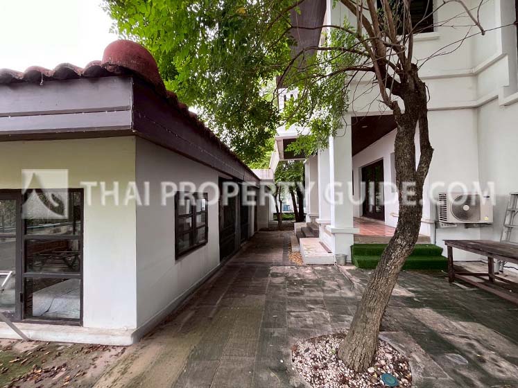 House with Shared Pool in Bangnatrad 